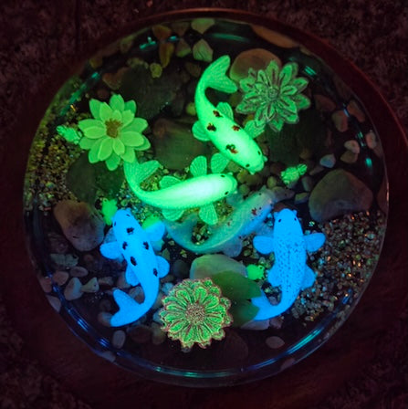 1252. 7” Round Resin Art – Miniature Glow-in-the-dark Koi Pond